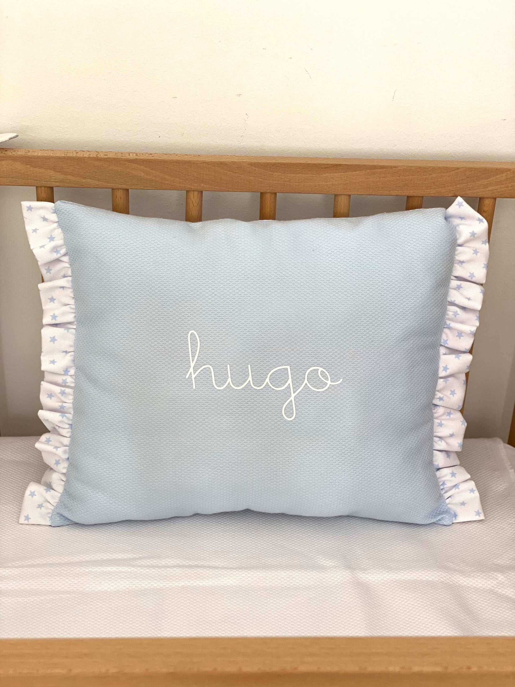 Cojín personalizado. Ropa de cuna y cama personalizada.