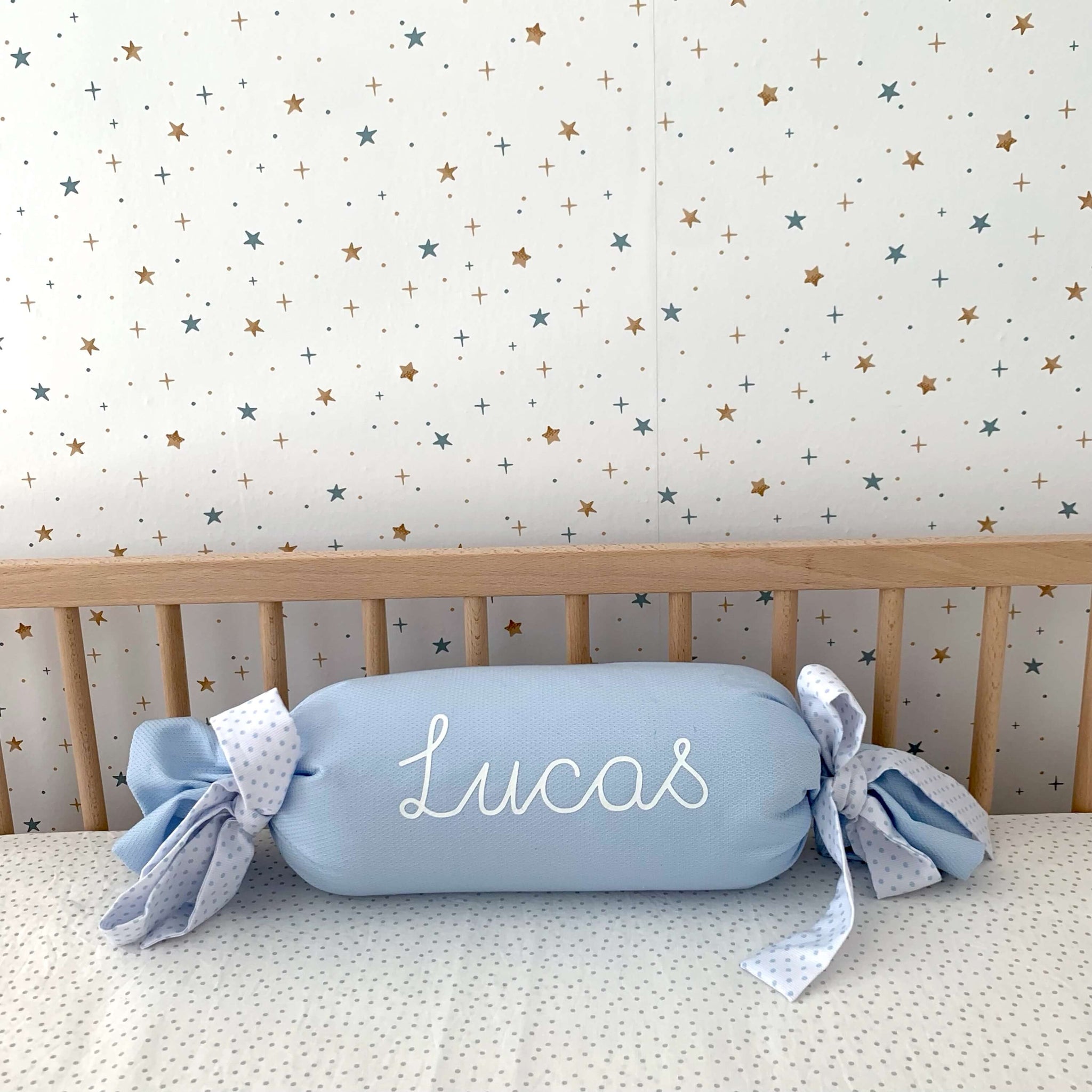 COJÍN CARAMELO ANTIVUELCO DISEÑADO A TU GUSTO  Almohaditas para bebe, Antivuelco  bebe, Cojin antivuelco bebe