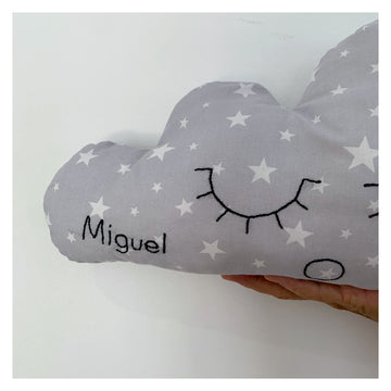 Cojín nube nombre bordado